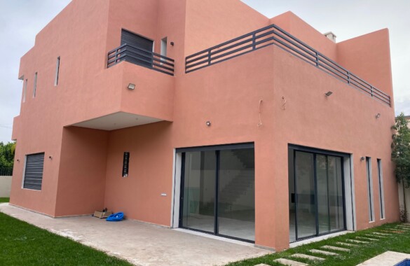 New contemporary villa with swimming pool in the Agdal district