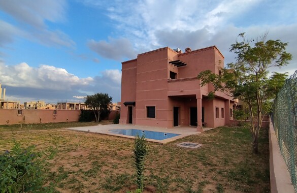 Villa meublée, 3 chambres, 2 salles de bain, piscine, jardin, panneaux solaires, située dans une résidence calme