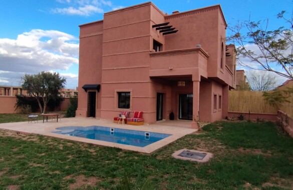 Villa meublée, 3 chambres, 2 salles de bain, piscine, jardin, panneaux solaires, située dans une résidence calme